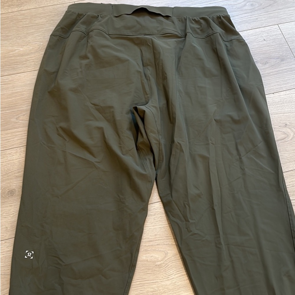 Lululemon army green joggers men’s size L